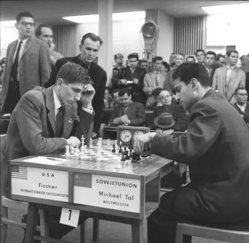Bundesarchiv Bild 183-76052-0335, Schacholympiade, Tal (Ud SSR) gegen Fischer (USA)