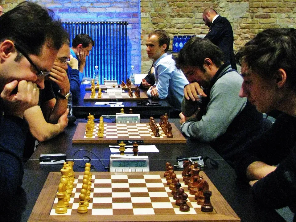 Péter Lékó (li.) und Daniil Dubov (re.) bei der Blitzschach-WM 2015 in Berlin