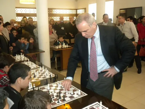 The legend of chess Garry Kasparov playing with young Tunisian players!